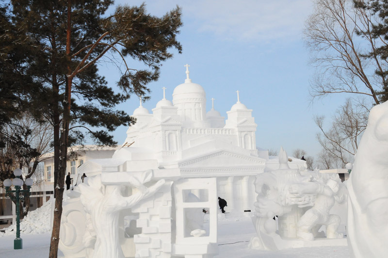 Fertigstellung einer Schneeskulptur