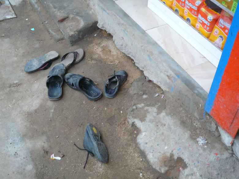 Schuhversammlung vor einem Laden