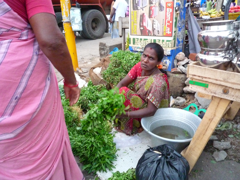 Marktfrau mit Grünzeug