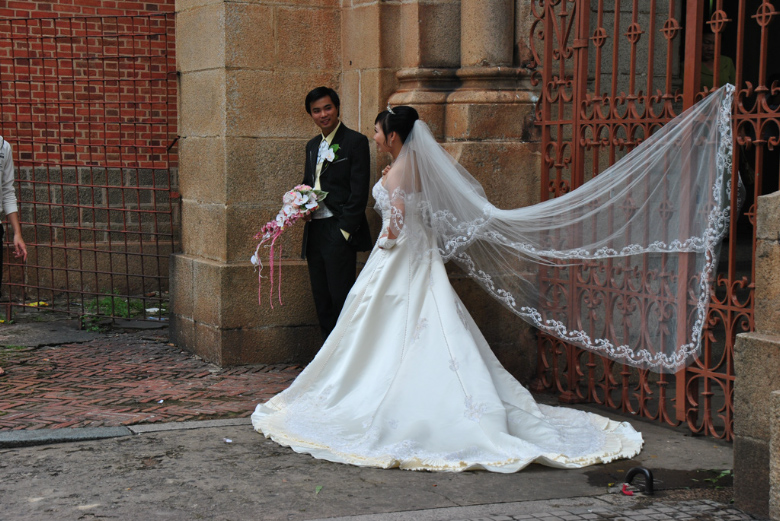 Hochzeitsfotos am rostenden Gitter