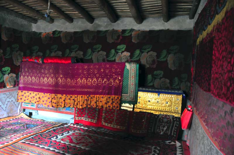 Kirgisen Haus: Wohn-, Ess-, Schlazimmer und Küche
