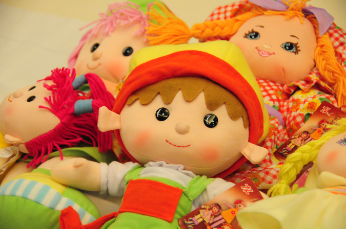 Puppen mit chinesischen Naturstoffen und Naturfarben